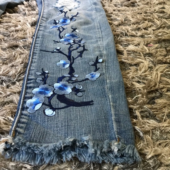 💠Trendy Jeans with Embroidery Flower Design💠 - Picture 2 of 9